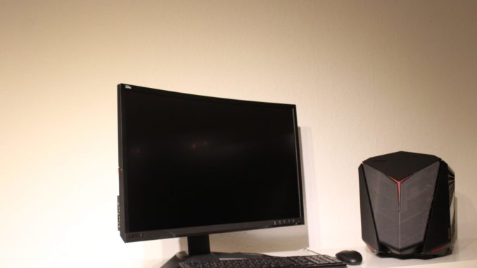 Y710-gaming-cube